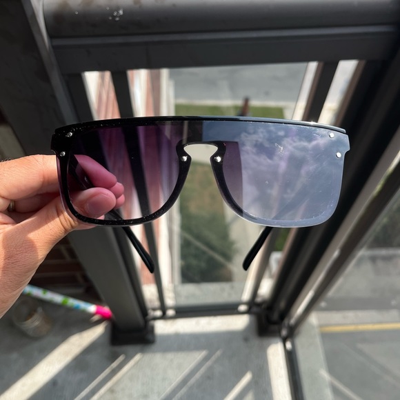 Throwing shade sunglasses 🕶️ - Picture 4 of 7